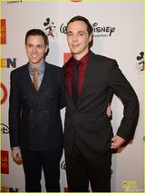 组图：《生活大爆炸》谢耳朵首携男友公开亮相