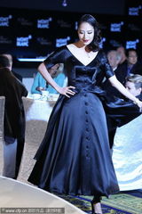 组图：白歆惠走秀摔跤出丑 弯腰提裙摆胸前险走光