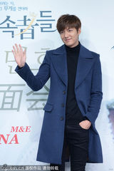 组图：李敏镐帅气风衣亮相 台上嘟嘴吐舌卖萌