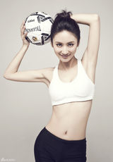 组图：郭珍霓变身足球宝贝 拍性感运动写真