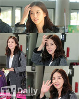 组图：韩星李宝英灰黑搭亮相机场飞赴釜山