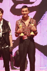 高清组图：陈伟霆喜获两奖 现场劲歌热舞