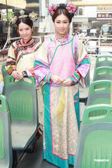 组图：《万凰之王》巡游胡杏儿称结婚无法自作主张