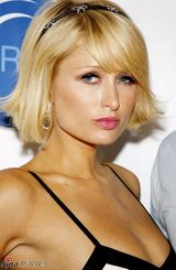 高清组图：希尔顿吊带裙亮相 购物满载而归