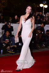 组图：韩高恩亮相大钟红毯 白裙清新显气质