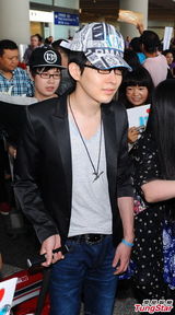 组图：魔术师Yif获花痴粉丝接机