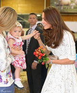 组图：凯特王妃白裙造访悉尼 摇曳生姿笑容灿烂