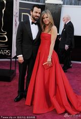 组图：安妮斯顿红裙大气 和男友贾斯汀秀恩爱