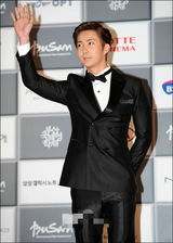 组图：釜山电影节开幕 金亨俊风度翩翩亮相