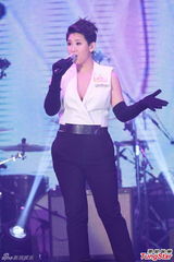 组图：吴雨霏唱失恋歌 许志安称郑秀文难讨好