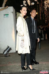 组图：梁朝伟刘嘉玲挽手出席张震婚礼秀恩爱