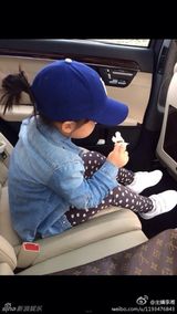 组图：王诗龄吃冰激凌大快朵颐