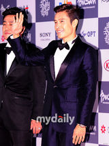 组图：李秉宪黑白装儒雅现身釜山红毯