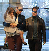 组图：阿汤哥牵妻抱女其乐融融 苏瑞甩发迷倒老汤