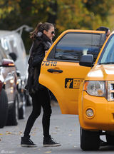 高清组图：超模亚历山大-安布罗休街拍皮草上身