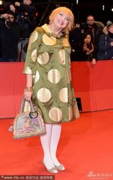 组图：克劳迪娅-罗斯亮相柏林红毯 歪头卖萌