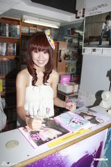 组图：郭书瑶旺角宣传新专辑 遭男粉丝索吻尴尬躲避