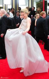 高清组图：派珀-佩拉博亮相红毯大笑晒银色美鞋