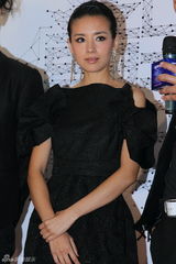 组图：音乐盛典后台群星秀奖杯