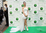 组图：江一燕芭蕾天使造型亮相东京电影节绿毯