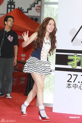 高清组图：AKB48三成员抵港宣传 签名会下场做评委