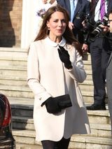 组图：凯特探访儿童慈善机构 获赠可爱毛绒玩具