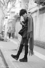 组图：吴晓敏冬日黑白街拍  英伦风帅气有型