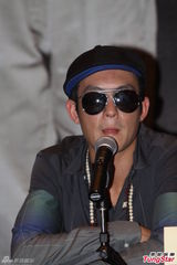 组图：陈冠希将开唱出碟 记者问封杀被请出场