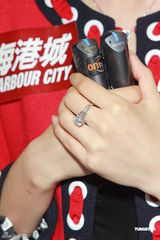 组图：Angelababy带闪钻 否认因黄晓明进福布斯