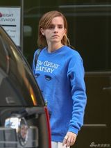 组图：沃特森穿蓝外套出街 素颜亮相清纯可人