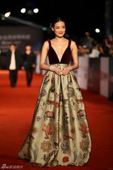 组图：金马红毯群星闪耀 舒淇深V亮胸性感爆棚