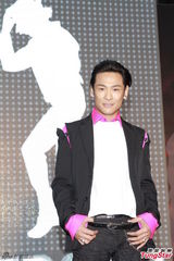 杜德伟曾与MJ合作 将签名衣服珍重收藏