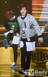 组图：东方神起《THESHOW》与女dancer性感热舞