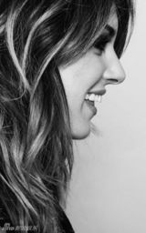 幻灯图集：夏内-格莱姆斯靓丽性感写真