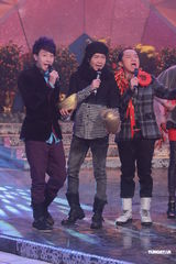 组图：《劲歌金曲》录影 阿娇(钟欣桐)出席郑欣宜落泪