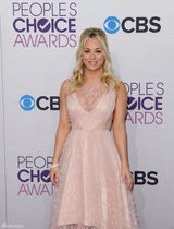 组图：“佩妮”凯莉-库柯(卡蕾-措科)透视裙亮相美胸隐现