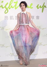 组图：杨千嬅努力瘦身 王馨平赞“乐雨恋”相衬