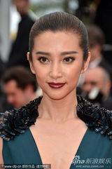 组图：李冰冰戛纳走红毯 深V长裙简约性感