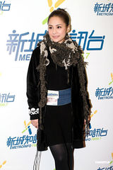 高清图：阿娇(钟欣桐)时尚现身出席活动 力挺好姐妹阿Sa(蔡卓妍)