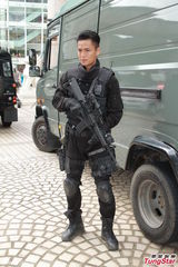 组图：新剧《飞虎II》开工 马德钟拍戏不忘耍帅