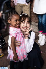 组图：账房先生华晨宇兼职摄像 张翰遭鹦鹉调戏