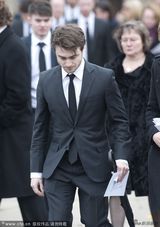 组图：格里菲斯葬礼举行 丹尼尔低调悼念