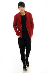 组图：许诺拍摄红黑时片显帅气活力