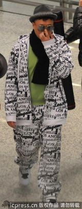 组图：孙红雷潮装墨镜现身机场 两手空空变帽子控