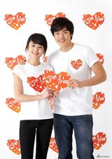 高清图：文根英金强宇携手为慈善 展现温暖笑容