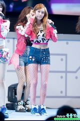 组图：少女时代白瓷皮肤 性感网袜吐舌娇媚