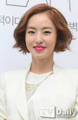 组图：韩星李多熙(李多喜)粉唇亮相纯白连衣裙美丽动人