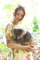 组图：陈赫携妻子畅游澳洲 喂食袋鼠享甜蜜时光