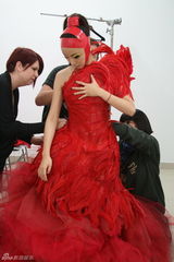 组图：张遥受邀拍摄汽车广告 舞台上展现自我