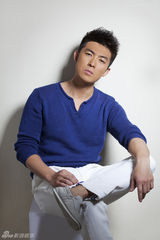 组图：型男雷雷全新写真气质忧郁